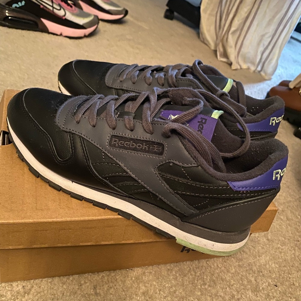 REEBOK - Classic / Color: Black & Grey / Like New